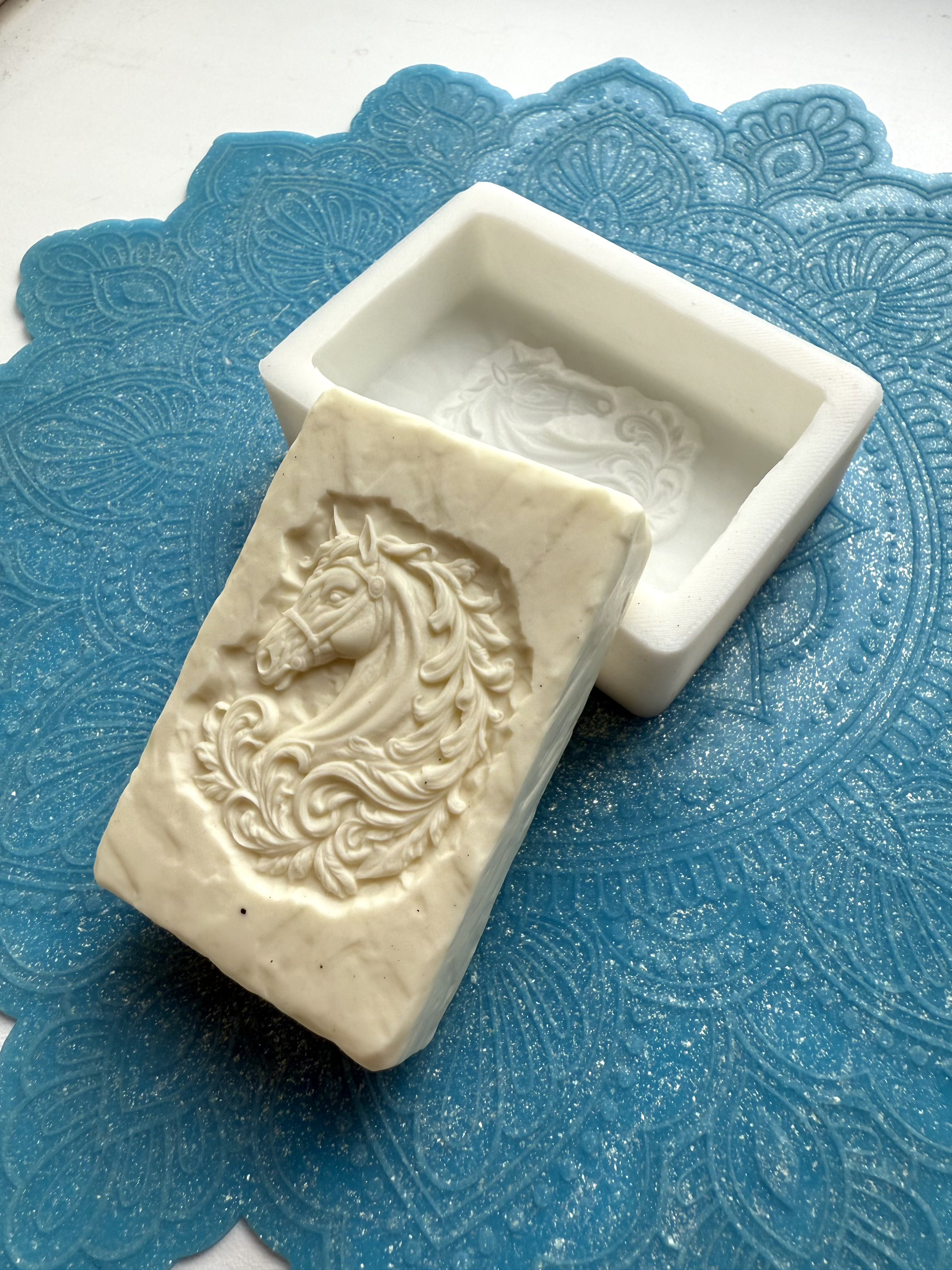 3D-молд для изготовления мыла, шоколада или свечей в виде прямоугольного бруска "Каменый блок с Лошадью в узорах" (M)